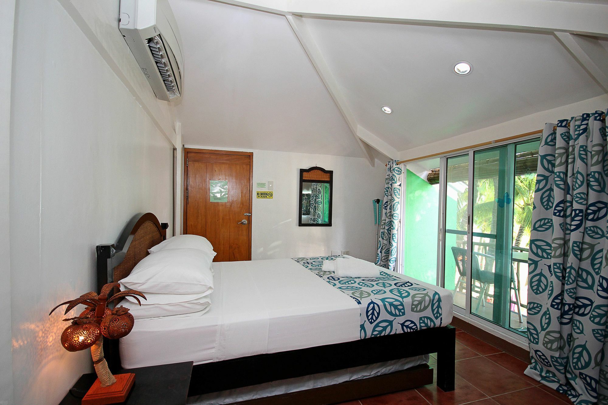 Bluewaves Beach House Balabag  Екстериор снимка